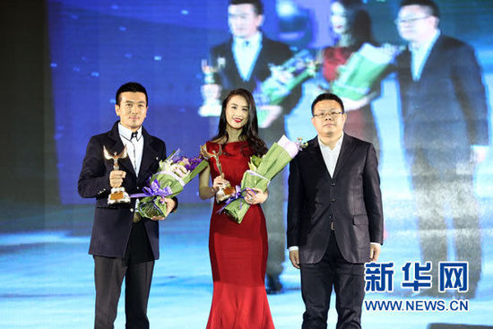 杨子黄圣依获颁2015中国社会责任公益形象大使