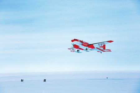 中国首架极地固定翼飞机成功试飞南极泰山站（图）