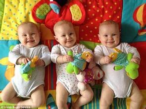 女人如果在同一个月经周期内与三名男性发生性关系，三个受精卵分别受孕，就有可能怀上三胞胎。