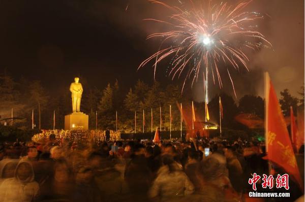 数万民众凌晨赴韶山 纪念毛泽东诞辰122周年9