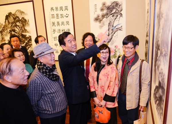 书画界委员参加海峡两岸四地“两岸一家亲，共圆中国梦”画展。