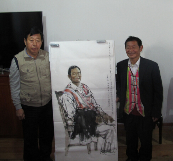 书画界委员赴云南写生，为时代楷模、优秀共产党员高德荣（右）画像。