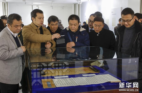12月26日，成都市民争相一睹藏品《洪武南藏》。
