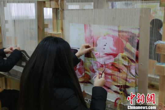 甘肃大学生纤维编织敦煌壁画“中西合璧”另样美