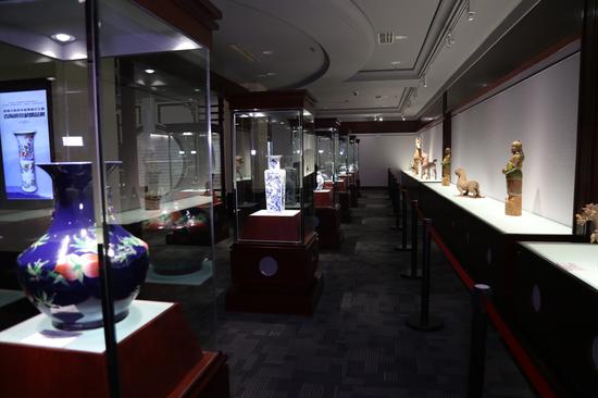 首届“中国古陶瓷收藏高峰论坛暨精品展”在古朴典雅的国中陶瓷艺术馆举行
