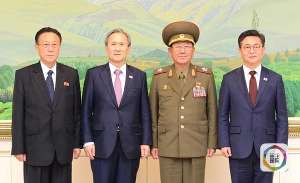 这是金养建（左一）于2015年8月25日出席韩朝高级别对话时与其他韩朝官员合影的资料照片。