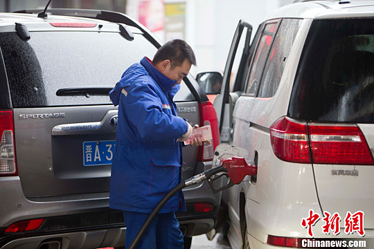 11月17日，山西太原一加油站，工作人员正在清点加油款。<a target='_blank' href='http://www.chinanews.com/'>中新社</a>记者 张云 摄