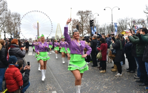 　1月1日，在法国巴黎，一支舞蹈队在香榭丽舍大街上表演。
