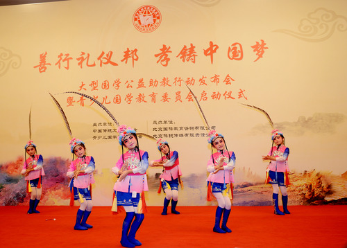 舞韵童心艺术中心的学生们表演传统节目《小小花旦》