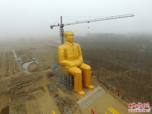 映象网讯，1月4日，有网友向映象网反映，在河南省通许县一村庄的地头，当地村民集资建造了一座几十米高的毛主席像，十分引人注目。