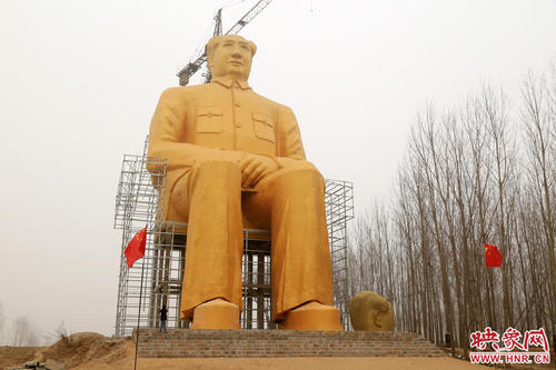 据当地村民介绍，这座毛主席像由几名企业家投资建造，其中村里一部分人捐款数万元，设计高度为36.6米，总造价近300万元。