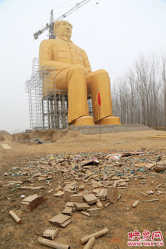 上午11点多，映象网记者来到开封通许县朱氏岗村，在村子西北角，一座即将竣工的毛主席像耸立在村头。