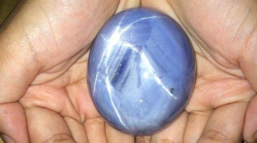 据BBC，斯里兰卡宝石学会的成员在该国矿山中发现了重达1404.49克拉的蓝星宝石，价值至少达1亿美元。目前这颗宝石被起名为“亚当之星”，据其所有人估计拍卖价格能够达到1.75亿美元。