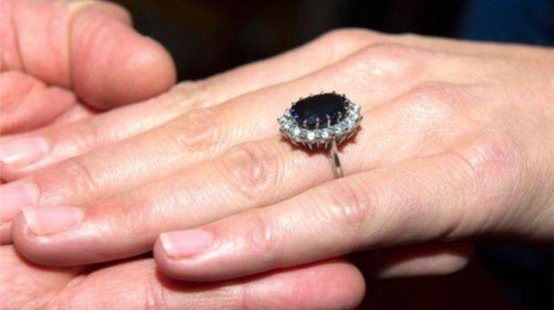 蓝宝石一直颇得人们喜爱，2011年英国凯特王妃的订婚戒指就包括一颗上世纪70年代产自斯里兰卡的蓝宝石，此前它属于已故王妃戴安娜。