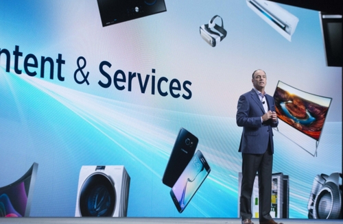 1月5日，在美国举行的拉斯韦加斯国际消费电子展媒体日上，三星美国公司总裁蒂姆·巴克斯特介绍三星系列智能新品。
