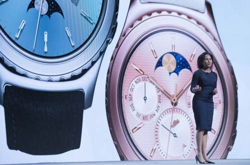 月5日，在美国举行的拉斯韦加斯国际消费电子展媒体日上，三星美国公司副总裁阿兰娜·科顿展示三星新款智能手表。