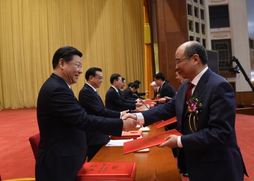 1月8日，2015年度国家科学技术奖励大会在北京人民大会堂隆重举行。习近平等党和国家领导人向获奖代表颁奖。