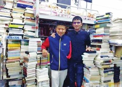 昆明“学霸”李诗白（右）与同学在一起。图片来源：大河报