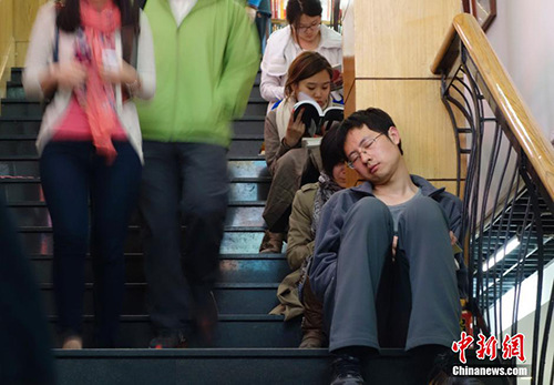  资料图：2014年4月10日，已近午夜，位于北京美术馆东街的三联韬奋书店内灯火通明，顾客络绎不绝，书店还为顾客提供了桌椅台灯方便阅读。这家已有20余年历史的书店成为北京尝试24小时开放的书店之一。<a target='_blank' href='http://www.chinanews.com/'>中新社</a>发 杜洋 摄