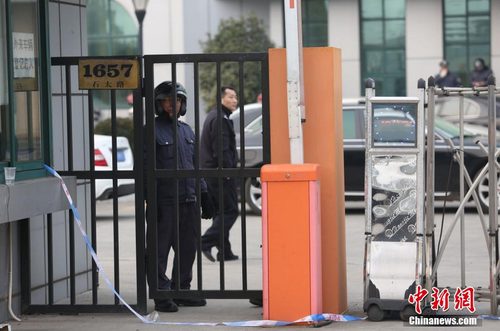 1月13日，上海市宝山区一机械厂发生爆炸，目前已造成4人死亡、2人受伤，具体事故原因正在进一步调查中。图为事发厂房拉起警戒线。中新社记者 张亨伟 摄1
