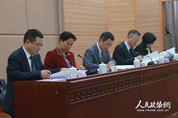 致公党厦门市委副主委郑幸红（左二）主持会议。 拷贝