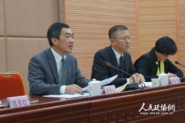 致公党福建省委常委、致公党厦门市委主委徐平东（左一）作第六届常委会工作报告。 拷贝