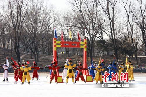 2011年，清代历史上被视为“国俗”的冰嬉表演重现古都北京。 应妮 摄