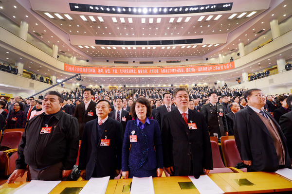 委员们在北京市政协全会开幕式上高唱国歌。