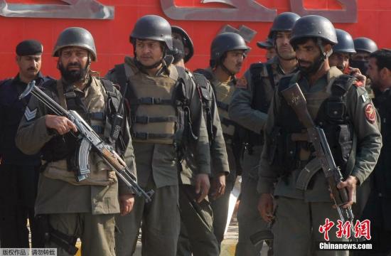 当地时间1月20日，巴基斯坦西北部一所大学发生的袭击事件已造成21人死亡，目前警方与武装分子的对峙和交火已经结束。警方没有说明死亡的21人中，是否包括被警方击毙的4名武装分子。