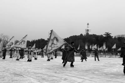 满族八旗“冰嬉”重现北海曾是清朝国俗之一