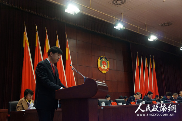 厦门市湖里区政协党组副主席陈雄辉作提案工作报告。