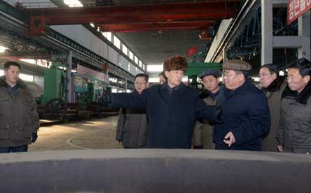朝鲜总理视察重型机械企业强调原材料供应（图）