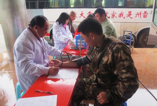 边防战士献血缓解春节血库用血紧张