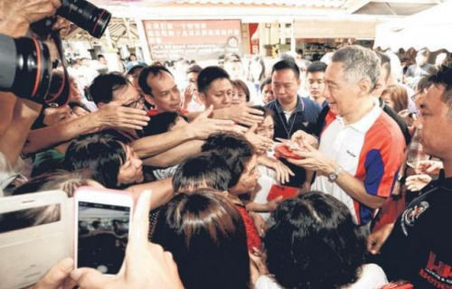 新加坡总理李显龙派发红包居民蜂拥而上讨吉利