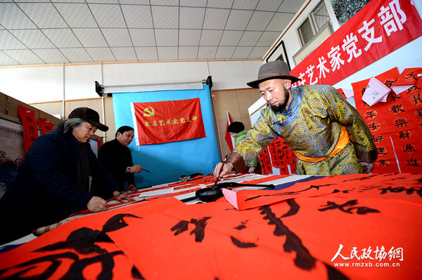 北京宋庄艺术家党支部书记巴特尔和艺术家们一起写春联送群众。_副本