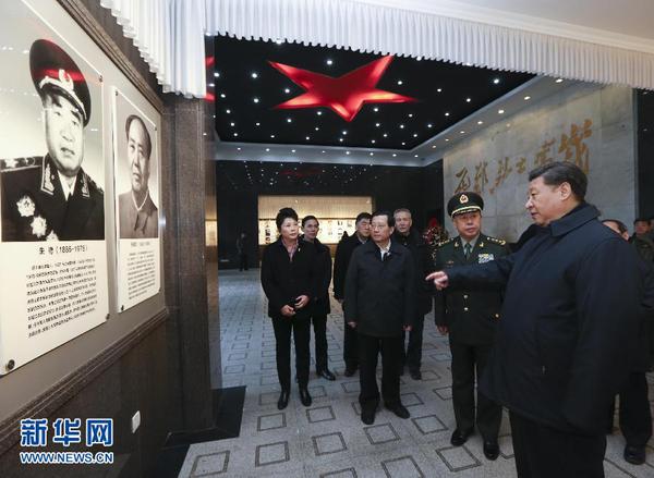 这是2月2日，习近平在井冈山革命烈士纪念堂开国元勋照片墙前凝视。新华社记者兰红光摄