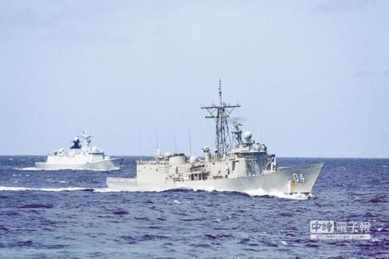资料图：1月1日，在澳洲以东海域，解放军海军益阳舰（左）和澳洲海军达尔文号护卫舰（右）在南太平洋举行联合演练。