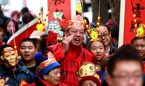 2月4日是中国传统节气立春，北京东四街道社区居民头戴金猴头饰参加“春官春吏报春”活动。