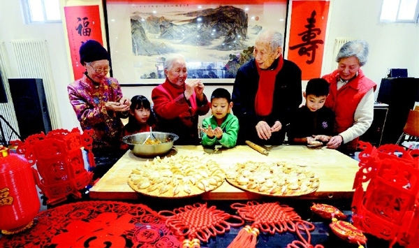 北京市第二实验小学的孩子们来到丰台区东铁匠营街道光彩养老中心，和生活在这里的爷爷奶奶们一起包饺子、写福字、贴窗花，感受祖孙同堂的家风习俗，喜迎新春佳节。