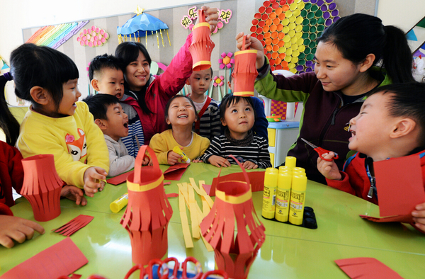 北京市海淀区恩济里幼儿园开展“学民俗、迎佳节”主题活动，孩子们在老师的带领下，学习民俗传统知识、做灯笼，喜迎佳节。