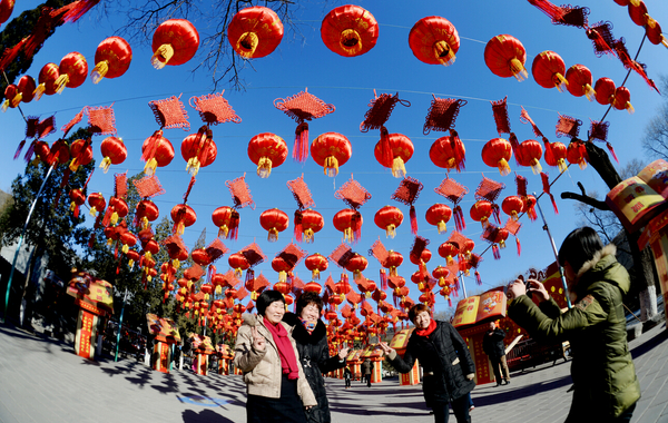 节日临近，北京八大处公园里张灯结彩，喜迎佳节。