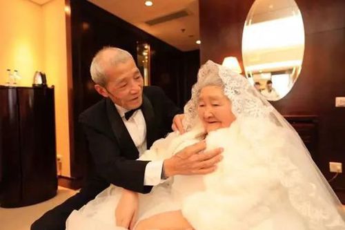 84岁老人包下整楼示爱老伴2