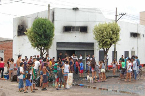 阿根廷一华人超市火灾焚毁货物遭哄抢惊动警方