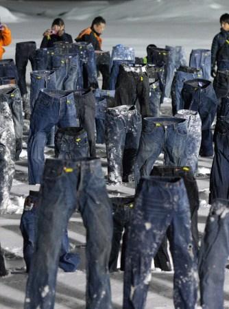 日本挑战“冰冻牛仔裤”世界纪录 场面壮观