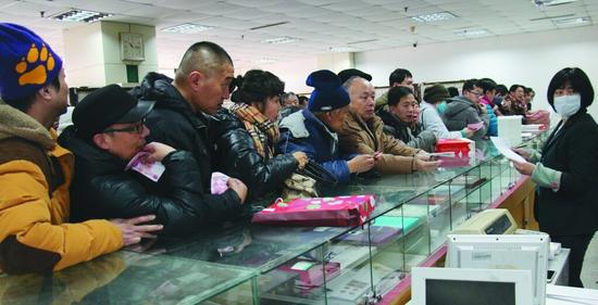 1月5日，青岛市集邮公司大厅内，市民在购买猴票。(资料图片)