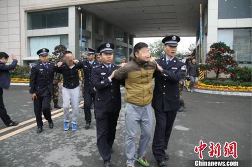 中越警方联合抓捕两名涉黑逃犯 欲巨款贿赂警察