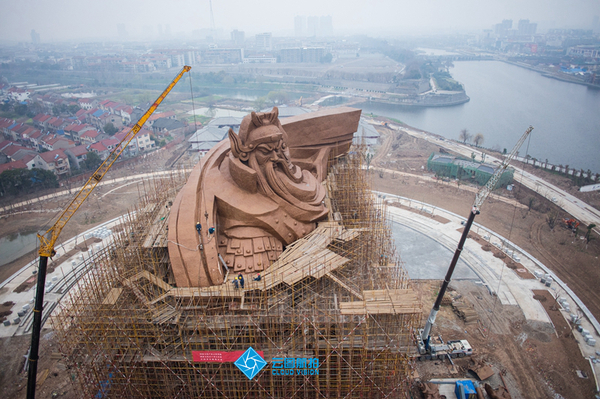 一座58米高、1200吨重的青铜雕像，外围层层脚手架正在被拆除，渐渐露出关公伟岸雄奇的真容。（云图航拍部 陈勇 赵融 任天祎 摄）