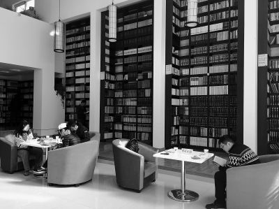 杂·书馆直通天花板的书架，读者够不到其上半部分的书。记者 李洋摄
