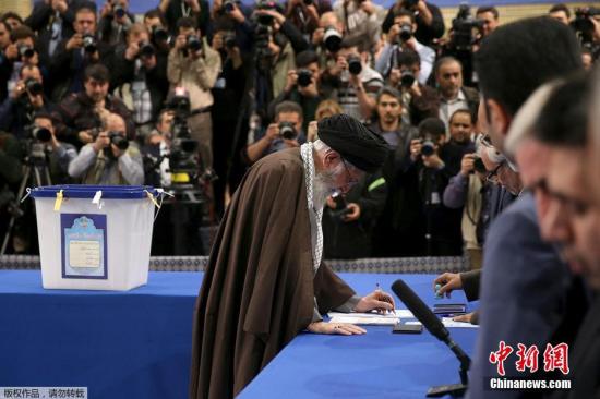 当地时间2月26日，伊朗议会及专家会议选举拉开帷幕，伊朗最高领袖哈梅内伊现场参与投票。