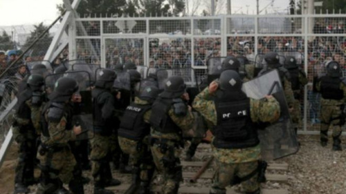 马其顿警察面对数百名愤怒移民的冲击。